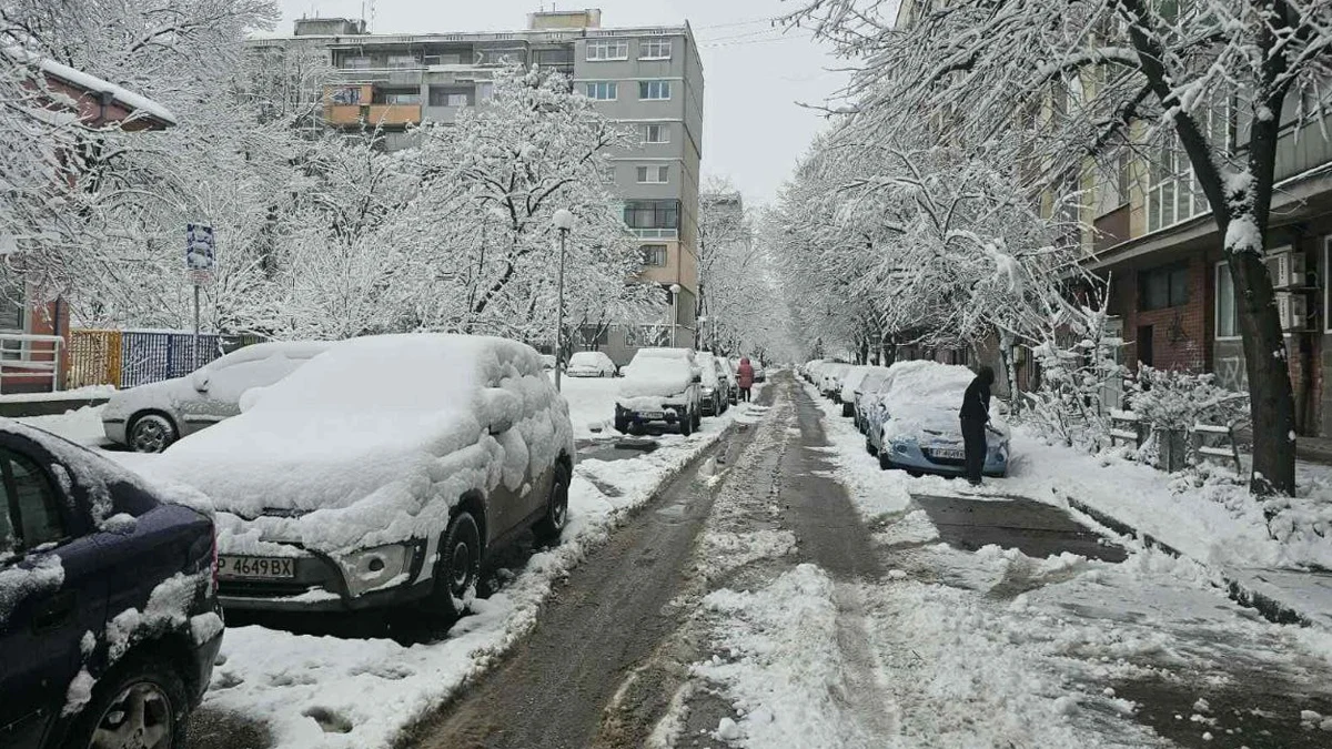 Учениците се върнаха в клас, но ледът по малките улици