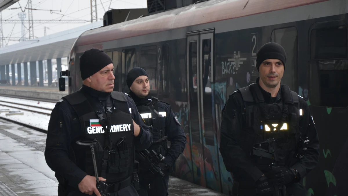 Служители на МВР претърсват гари и вагони за мигранти и