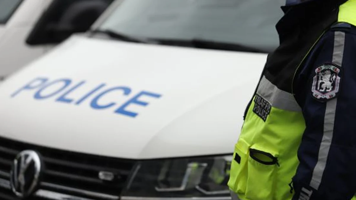 Жертвите хвърлиха парите през ограда на училище след заплахи от