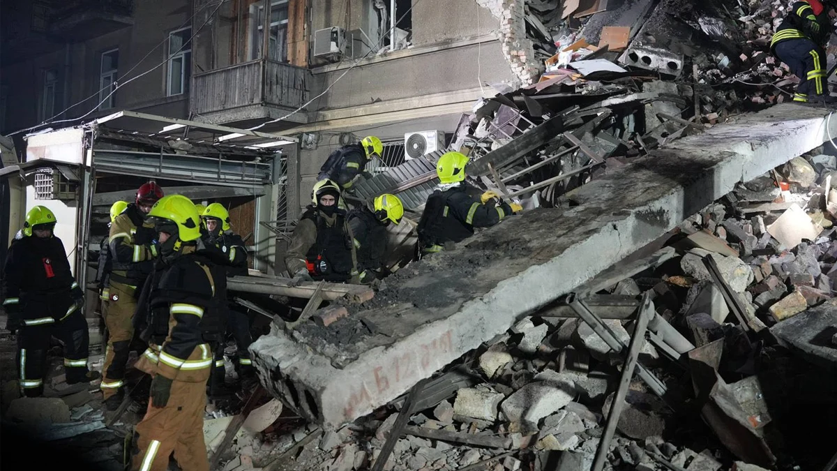 Броят на ранените расте, спасителни екипи издирват хора под развалинитеБроят