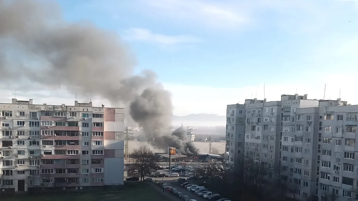 Гъст черен дим се носи над жилищните блокове край бул.