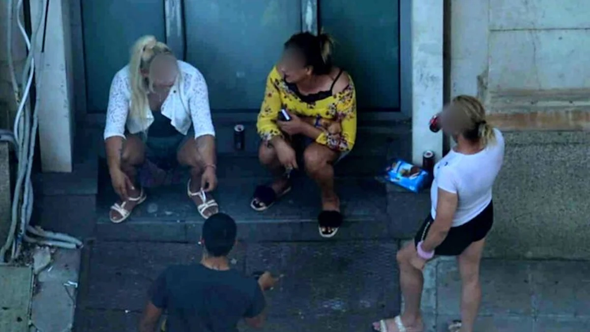 Жрици на любовта посрещат клиенти в най-охраняваната зона на държавата,