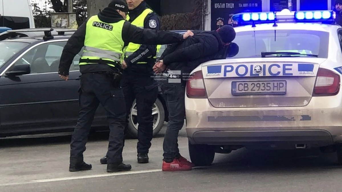 Рецидивист с отнето свидетелство опита да избяга с фалшиви табели32-годишен