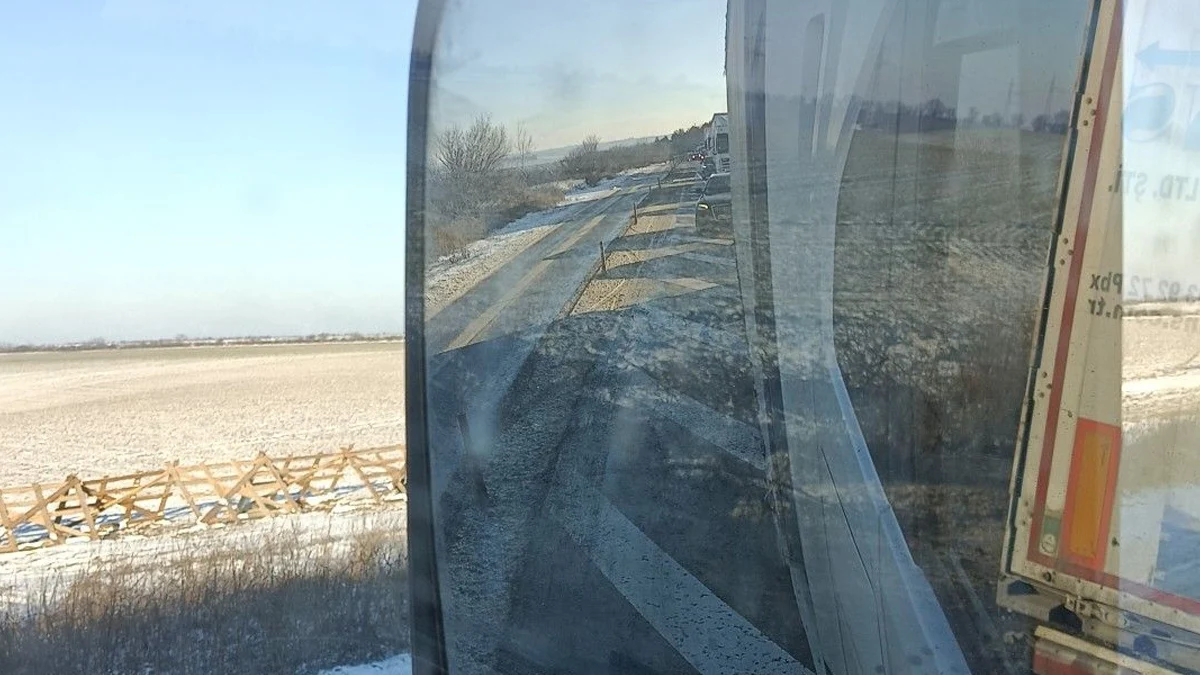 Трафикът край Иваново е пренасочен през селата, камионите чакат на