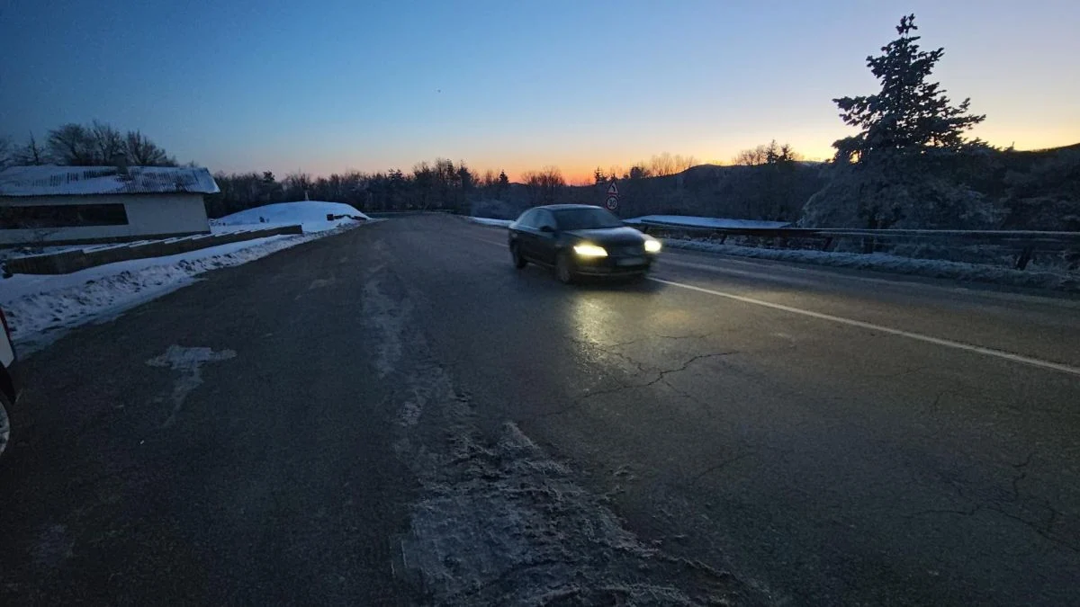 Валежите преминават в дъжд и създават леден капан в Южна