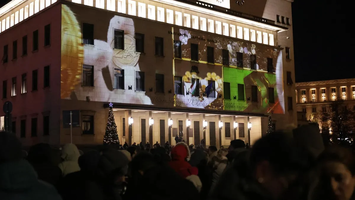 Страната стана 21-ият член на валутния съюз при силно разделено