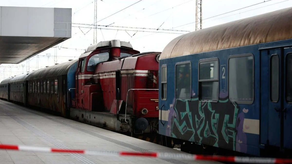 Композиция навлезе на червен светофор и удари излизащ влак с