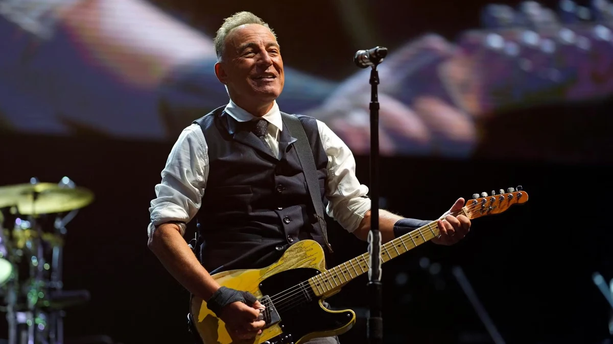 Рок легендата излезе на сцената със залепен на китарата си