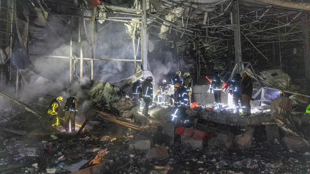 Четирима загинаха в предградията на Харков, столицата е под масиран