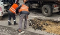 Работници кърпят дупки със студена смес по русенските улици