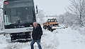 Сняг блокира автобус с 25 пътници край Вардим