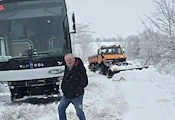 Сняг блокира автобус с 25 пътници край Вардим