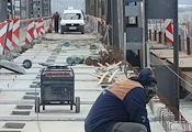 Демонтират стоманените тротоарни плочи на Дунав мост