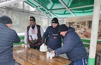 Лошото време не уплаши любителите на греяната ракия в Бабово