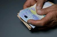 Държавните служители получават с 13% по-високи заплати от частния сектор