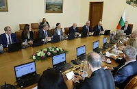 Кабинетът остави държавата на финансов автопилот