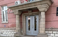 Младеж изпочупи прозорците на съда във Велинград