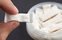 Ученици влизат в час с подути устни от никотинови паучове, учителите са безгласни