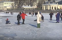 Санкт Петербург се превърна в гигантска ледена пързалка