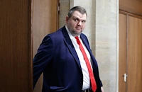 Делян Пеевски взема заплата без да работи