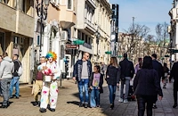 Хубавото време оживи Русе на Празника на виното и любовта