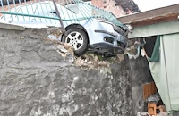 Кола на самоход се вряза в ограда в Хасково