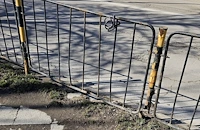 Община Русе игнорира жалба за изгнилата ограда по булевард „Съединение“