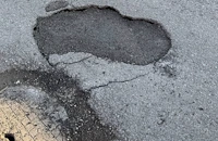 Асфалтът на прясно запълнена дупка в Русе пропадна отново