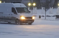 Бурен вятър и сняг сковаха прохода "Шипка"