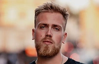 Боян Тодоров посвещава нов сингъл на детството си в Русе