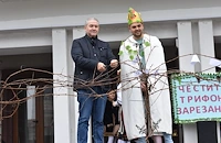 Пресъздадоха обичая по зарязване на лозето за Трифон Зарезан в Бяла