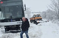 Сняг блокира автобус с 25 пътници край Вардим