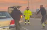 Водачи извадиха нож и лопати след засичане