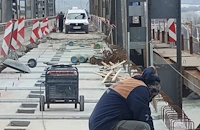 Демонтират стоманените тротоарни плочи на Дунав мост