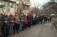 Университетски преподаватели спират багери с жива верига