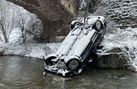 Кола падна в река Лева след опасна каскада