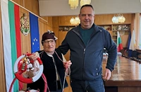 Потребители на център за хора с увреждания дариха мартеници в Ценово