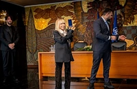 Лили Иванова получи почетния знак „Златна лаврова клонка“