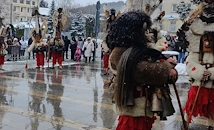 Община Бяла проведе маскарад въпреки снежния капан