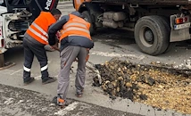 Работници кърпят дупки със студена смес по русенските улици