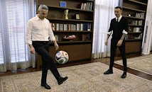 Димитър Бербатов влезе в служебния кабинет на Андрей Гюров