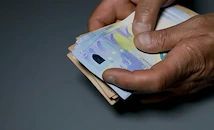 Държавните служители получават с 13% по-високи заплати от частния сектор