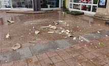 Каменен къс от терасата на общинско жилище се стовари в центъра на Русе