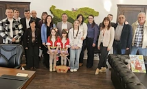 Деца от СУ „Васил Левски“ закичиха с мартеници кмета на Ветово