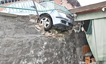 Кола на самоход се вряза в ограда в Хасково