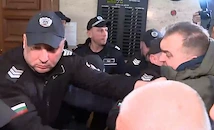 Демонстранти щурмуваха Съдебната палата с искане за оставката на Борислав Сарафов