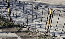 Община Русе игнорира жалба за изгнилата ограда по булевард „Съединение“