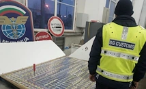 Митничари "разкостиха" мебели с хиляди цигари на Дунав мост 2