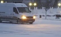 Бурен вятър и сняг сковаха прохода "Шипка"