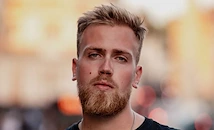 Боян Тодоров посвещава нов сингъл на детството си в Русе